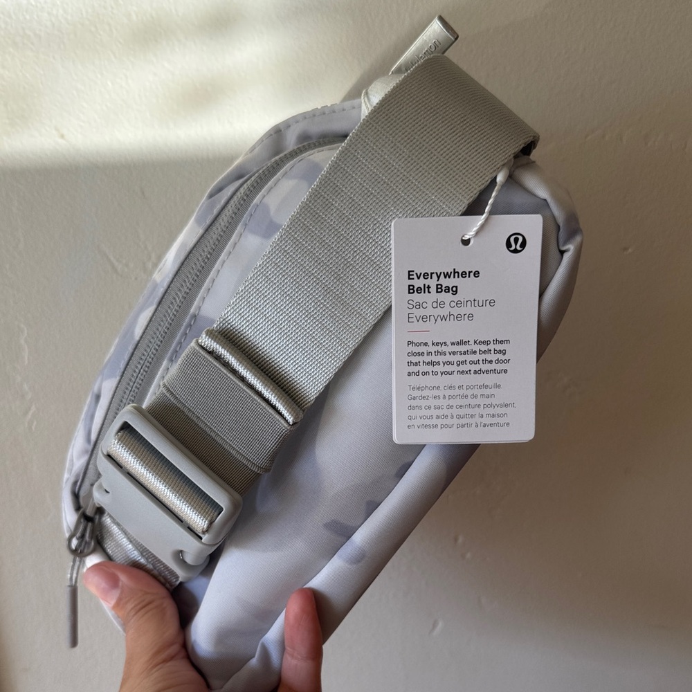 Lululemon Everywhere Crossbody Belt Bag 1L - Gray Camo - Picture 6 of 6
